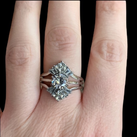 ‼️LAST CHANCE 12/31 ‼️ STERLING SILVER CUBIC ZIRCONIA RING - Picture 4 of 8